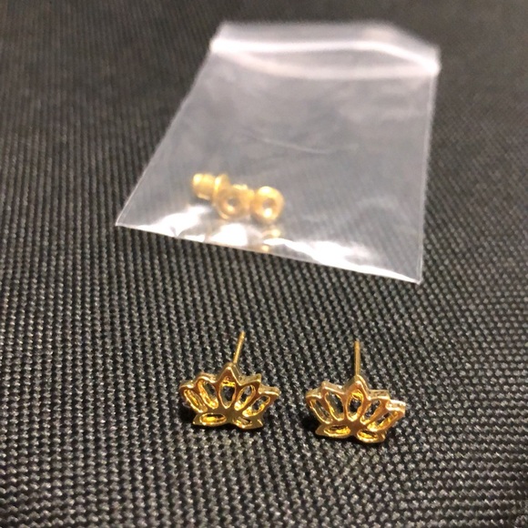 💐NWT Lotus Flower Earrings/Studs - Picture 2 of 4
